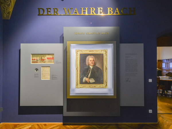 Porträtgemälde "Johann Sebastian Bach" von Elias Haussmann von 1746 in der ständigen Ausstellung im Alten Rathaus des Stadtgeschichtlichen Museums Leipzig, Foto: SGM / Markus Scholz