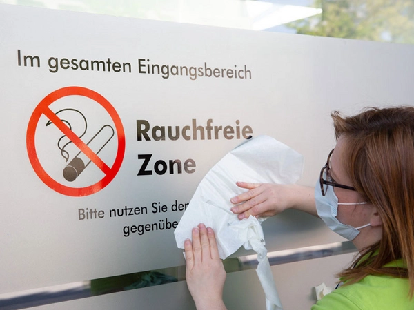 Die zentralen Eingänge Liebigstraße 20 und Notaufnahme sind nun rauchfreie Zonen, Foto: Stefan Straube / UKL