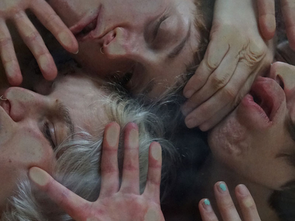 Die Company Performing for Feminism präsentiert ihr neues Stück „unterwegs“ im Ost-Passage Theater