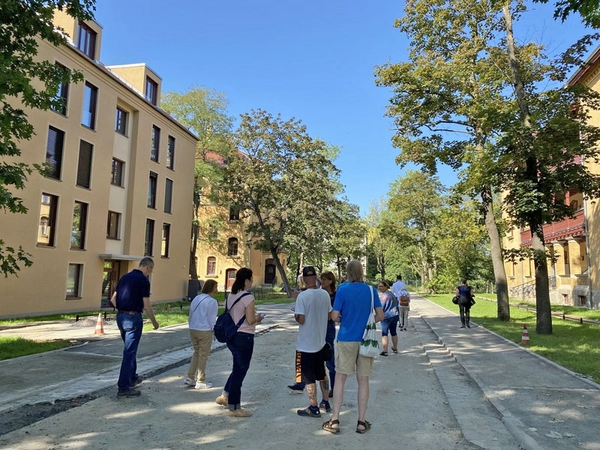 Die Gäste konnten beim „Tag des offenen Denkmals" einen umfassenden Einblick in das einzigartige Areal erhalten und sich einen Eindruck von dem neuen Wohnquartier verschaffen. Foto: Instone Real Estate