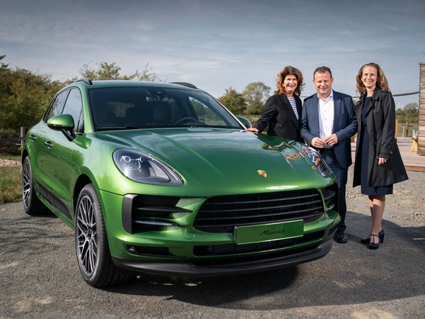 Vivian Honert-Boddin, Gerd Rupp und Dr. Claudia Nerius am Tombolafahrzeug, Foto: Porsche AG - Leipzig