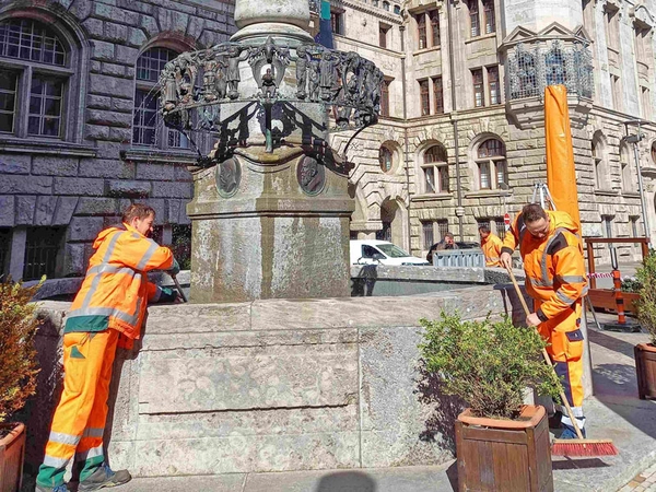 Der Rathaus-Brunnen plätschert wieder. Foto: Stadtreinigung Leipzig