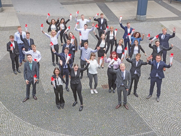 Freuen sich auf neue Aufgaben und spannende Perspektiven: 30 junge Menschen starten mit der Ausbildung bei der Sparkasse Leipzig, Foto: PUNCTUM/Stefan Hoyer