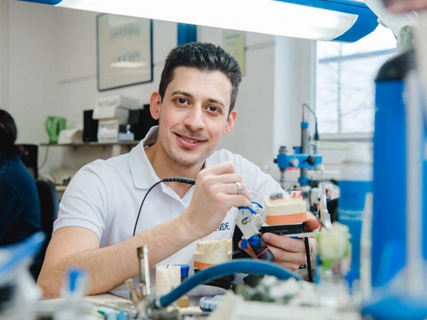 Zahntechniker Mahmoud Aljawabra, Foto: Anika Dollmeyer