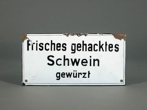 Salamitaktik FANG Studio: Schild Frisches gehacktes Schwein gewürzt