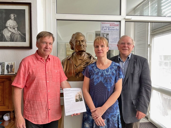 Gründungsmitglieder der Carl Reinecke-Gesellschaft Leipzig, v.l. Stefan Schönknecht, Dr. Katrin Schmidinger, Prof. Dietmar Nawroth, im Hintergrund eine Büste von Carl Reinecke im gleichnamigen Museum, Foto: Christine Schönknecht