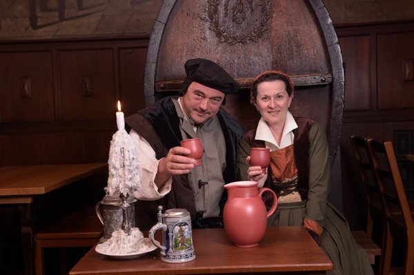 Die Schauspieler Thomas Dehler und Maja Chrenko verkörpern das Ehepaar Luther in Auerbachs Keller.