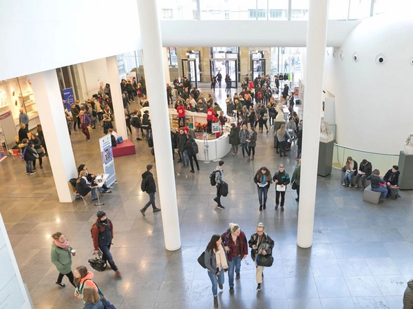 Tag der offenen Tür 2018: voller Campus am Augustusplatz, Foto: Swen Reichhold