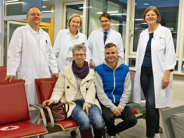 Marcel Arnold (sitzend rechts) und seine Mutter Ina (sitzend links) mit den vier hauptsächlich an der Nieren-Lebendspende beteiligten Ärzten und Ärztinnen des UKL, Foto: UKL / Stefan Straube