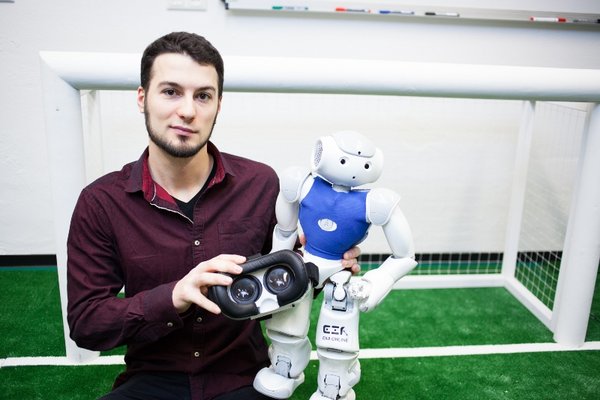 Informatik-Absolvent Marcel Göbe von der HTWK Leipzig entwickelte eine Software, die es ermöglicht, per VR-Brille in einen Roboter zu schlüpfen.