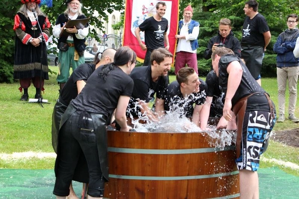 So geht Gautschen! Impression vom HTWK-Gautschfest 2016. 