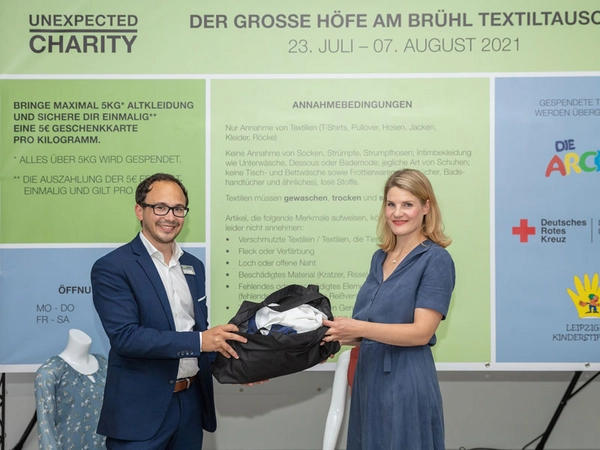 Robin Spanke (Centermanager der Höfe am Brühl) und Sophia Kraft (stellvertretende Fraktionsvorsitzende Bündnis 90/Die Grünen und Stadträtin in Leipzig) bei der Eröffnung des Pop-up Stores, Foto: Höfe am Brühl