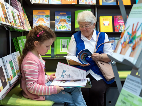 Lesende Menschen auf der Leipziger Buchmesse, Foto: Tom Schulze