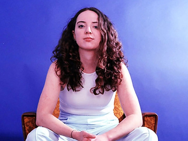 Singer-Songwriterin Klara Paxi
