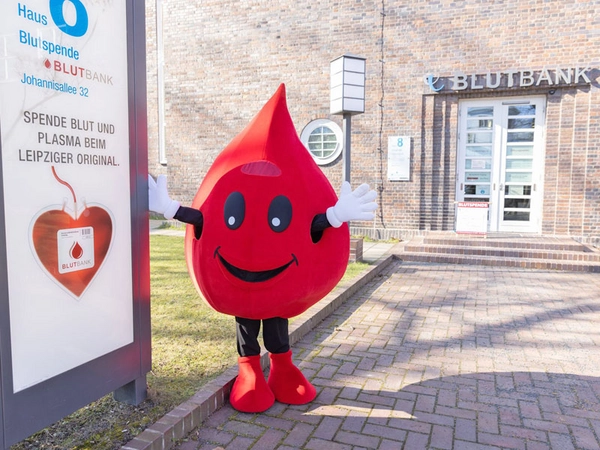 Eingang der UKL-Blutbank in der Johannisallee 32: Die Mitarbeiter:innen des Instituts für Transfusionsmedizin am UKL freuen sich auf die Teilnahme vieler Vereine. Foto: Stefan Straube / UKL