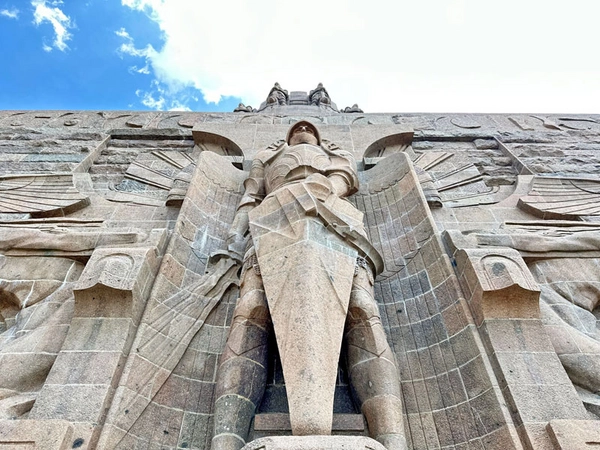 Der Heilige St. Michael wacht seit über 100 Jahren über das Denkmal, Foto: Tessina-Larissa Schramm