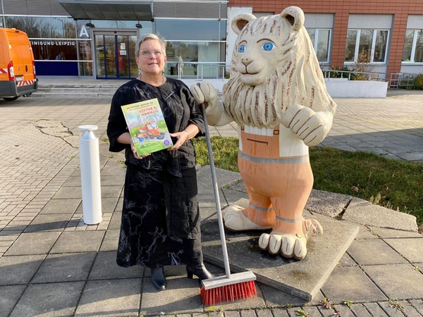 Heike mit dem Kinderbuch »Die Leipziger Abenteuer von Viktor & Noonoo«, Foto: Stadtreinigung Leipzig
