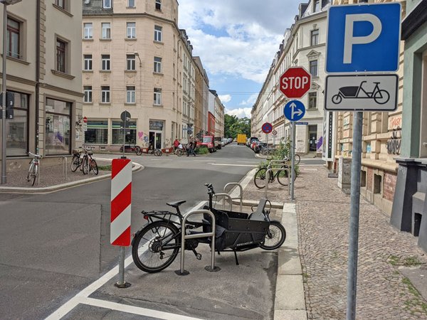 Lastenfahrradparkplatz auf der Erich-Köhn-Straße in Altlindenau, Foto: Stadt Leipzig