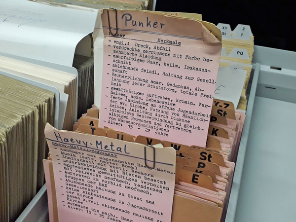 Kartei der Bezirksverwaltung für Staatssicherheit Leipzig, Abt. XX, zu „negativ-dekadenten“ Jugendlichen; Foto: BStU