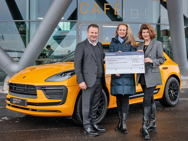 Erlös der Opernball-Tombola an die Stiftung "Leipzig hilft Kindern" überreicht. Foto: Porsche AG - Leipzig