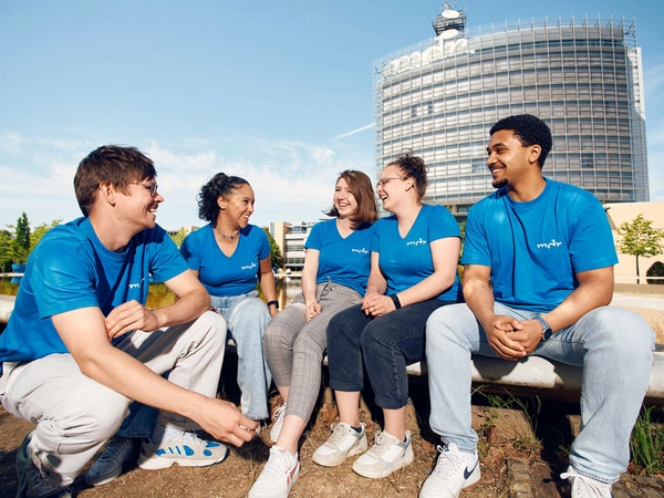 Die Azubis Florian Retschke (AV), Shakira Telleria Seyl (AV), Cora Walther (KfBM), Johanna Bauer (KfBM), Edwin Agbor (KfBM), Foto: MDR / Hagen Wolf