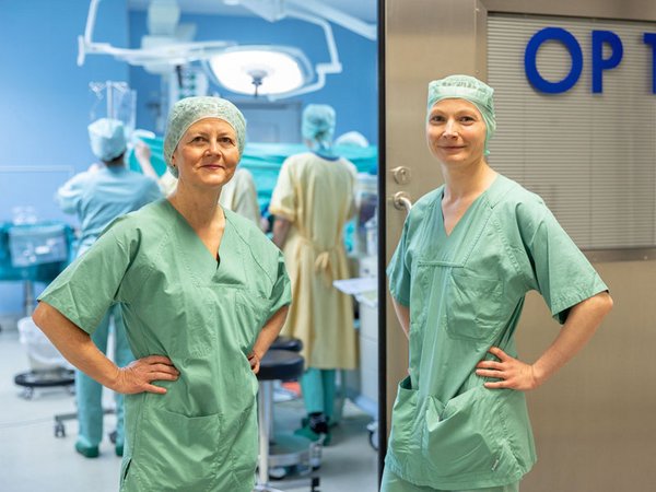 Zwei von 185 Chirurginnen am Universitätsklinikum Leipzig: Prof. Nada Rayes (li.) und Dr. Lena Seidelmann, beide Viszeralchirurgie. Foto: UKL / Stefan Straube