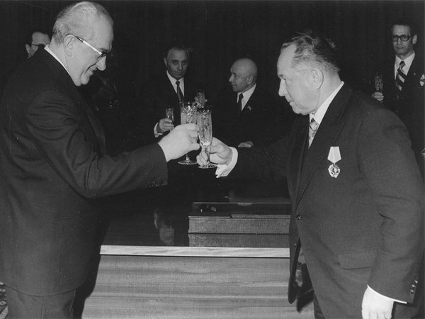 KGB-Chef Jurij Andropow (l.) und Erich Mielke unterzeichnen Kooperationsvereinbarung zwischen MfS und KGB in Berlin, 1973, Quelle: BArch, MfS, SdM, Fo, Nr. 258, Bild 0057; S. 2