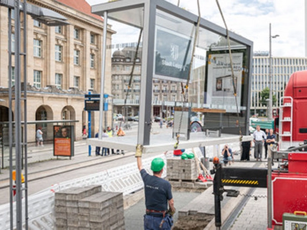 Einbau der neuen Wartehäuschen am Leipziger Hauptbahnhof, Foto: Eric Kemnitz