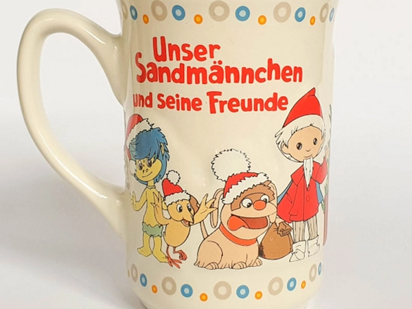 Alle Kinderlieblinge aus der Riege „Sandmännchen und seine Freunde“ sind nun auf einer Tasse vereint, Foto: Stadt Leipzig