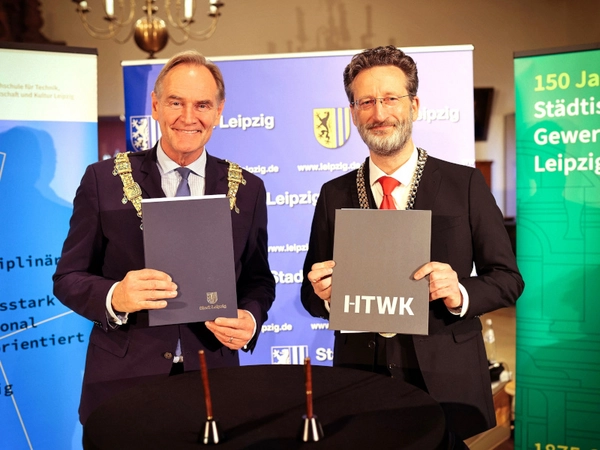 Leipzigs Oberbürgermeister Burkhard Jung und HTWK-Rektor Prof. Dr.-Ing. Jean-Alexander Müller unterzeichneten die Kooperationsvereinbarung. Foto: Anne Schwerin / HTWK Leipzig Leipzigs Oberbürgermeister Burkhard Jung und HTWK-Rektor Prof. Dr.-Ing. Jean-Alexander Müller unterzeichneten die Kooperationsvereinbarung. Foto: Anne Schwerin / HTWK Leipzig