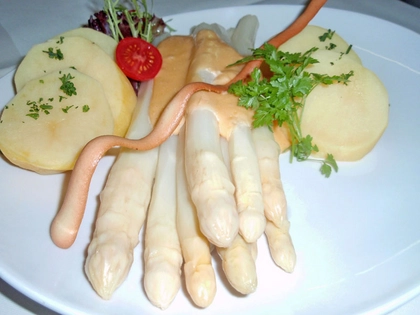 Traditionelles Spargelschälevent auf dem Leipziger Wochenmarkt