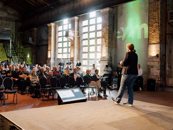 Blick in den vollbesetzten Saal: Rund 150 Gäste verfolgen die Vorträge des Zukunftsforums. Foto: energy2market