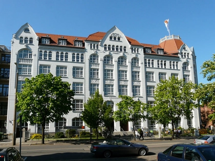 Schaffen mit den Händen ist zentrales Thema der neuen Ausstellung „Handmade“ im Haus des Handwerks Schaffen mit den Händen ist zentrales Thema der neuen Ausstellung „Handmade“ im Haus des Handwerks