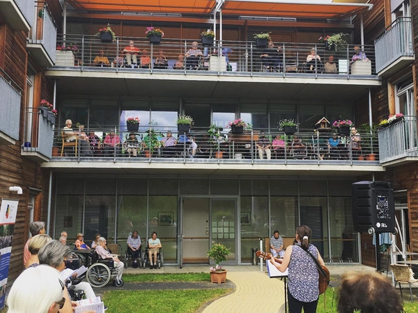 Bürgersingen im Innenhof des SAH Naunhofer Straße, Foto: Stiftung Bürger für Leipzig