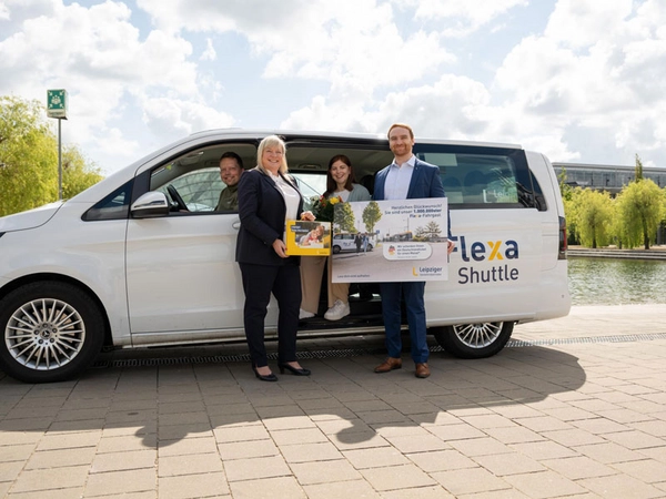 Die 1-Millionste-Flexa-Kundin: Lena-Sophie Költzsch erhält von Sandy Brachmann (Prokuristin und Bereichsleiterin Marketing der Leipziger Verkehrsbetriebe) sowie Daniel Höfler (Flexa-Projektleiter) einen Blumenstrauß, ein Jahr D-Ticket sowie ein Baby-P