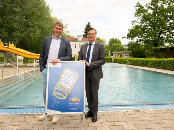 Martin Gräfe (Geschäftsführer Leipziger Sportbäder) und Sportbürgermeister Heiko Rosenthal machen auf eine Plakatkampagne aufmerksam: RespektPommes soll in den Freibädern zu mehr Rücksichtnahme unter den Besuchern aufrufen. Foto: Leipziger Gruppe