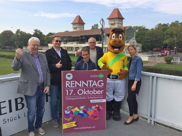 Jürgen Funke, Clemens Meyer, Marco Angermann, Alexander Leip, Scheibenholz-Maskottchen Toto und Franziska Margalle fiebern dem ersten Publikumsrenntag am 17.10. entgegen, Foto: Scheibenholz GmbH & Co. KG