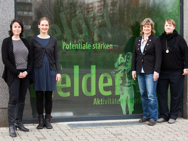 Die Mitarbeiterinnen von „Grünau bewegt sich“ vor dem Projektladen in Leipzig-Grünau. V.l.n.r: Maria Garz, Dr. Ulrike Igel, Ruth Gausche, Martina Lück, Foto: Johannes Ernst / HTWK Leipzig
