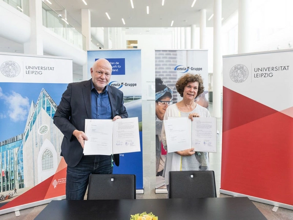 Ralf Hiltenkamp und Rektorin Prof. Dr. Beate Schücking, Foto: Christian Hüller / Universität Leipzig