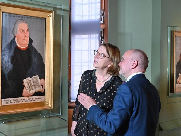 Ulrike Dura (Kuratorin für Kunst, stellvertretende Direktorin, Stadtgeschichtliches Museum Leipzig) und Dr. Thomas T. Müller (Vorstand Stiftung Luthergedenkstätten in Sachsen-Anhalt, Wittenberg) in der Dauerausstellung im Alten Rathaus vorm Porträt Ma