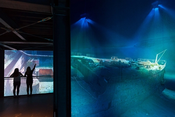 Das Panorama Titanic mit 2 Besucherinnen