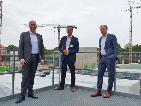  VKU-Geschäftsführer Ingbert Liebing (Mitte) beim Besuch der Leipziger HKW-Baustelle mit Karsten Rogall (links) und Projektleiter Thomas Brandenburg. Foto: Leipziger Gruppe