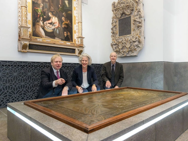 Nach der Enthüllung der Grabplatte der Elisabeth von Sachsen, Foto: Swen Reichhold / Universität Leipzig