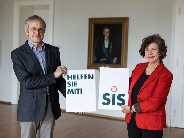 Prof. Dr. Hans-Bert Rademacher, der Vorsitzende des Vereins „Hilfe für ausländische Studierende in Leipzig e.V., und Rektorin Prof. Dr. Beate Schücking, Foto: Christian Hüller / Universität Leipzig