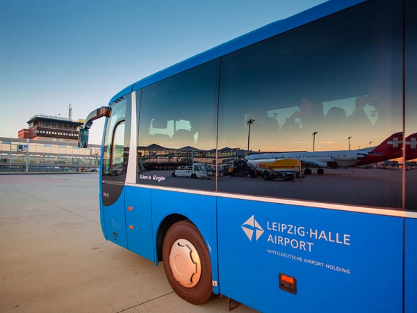 Führung am Flughafen Leipzig/Halle: Fahrt im Bus übers Vorfeld, Foto: Flughafen Leipzig/Halle GmbH
