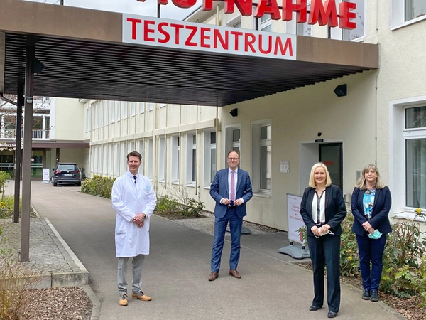  Dr. Stephan Borte (Chefarzt Labormedizin), Ulrich Hörning (Verwaltungsbürgermeister); Dr. Iris Minde (Geschäftsführerin St. Georg Unternehmensgruppe); Birgit Schienbein (Verwaltungsleiterin Robert-Koch-Klinikum), Foto: Klinikum St. Georg