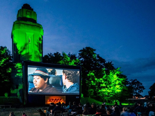 Das DHL Sommerkino 2025 bringt aktuelle Kinohighlights in gemütlicher Atmosphäre an vier verschiedene Veranstaltungsorte in Schkeuditz, Schkopau, Leipzig und Umgebung. Bismarckturm in Lützschena-Stahmeln, Foto: DHL
