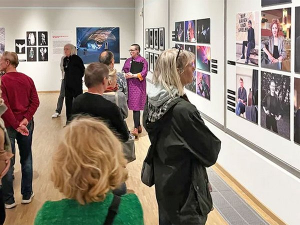 Besucher des Stadtgeschichtlichen Museums sehen sich die Fotoausstellung "Tiefen/Lichter" im Haus Böttchergäßchen an. Foto: Stadt Leipzig / Stadtgeschichtliches Museum