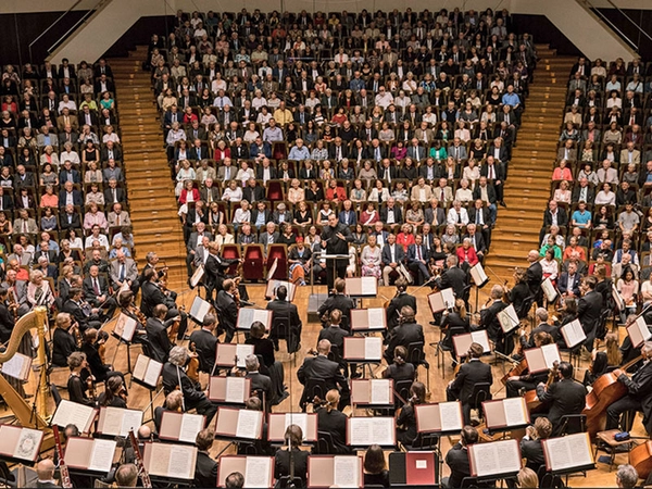 Die 244. Saison beginnt am 6. September 2024 um 19:30 Uhr mit dem Demokratie-Konzert im Gewandhaus. Autor und Reporter Navid Kermani hält dazu eine Impulsrede. Foto: Marco Borggreve
