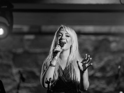 Weihnachtskonzert mit „The Voice“-Star Jasmin Graf im Halle Leipzig The Style Outlets